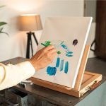 "pintura abstracta creada durante una sesión de arteterapia para expresar emociones