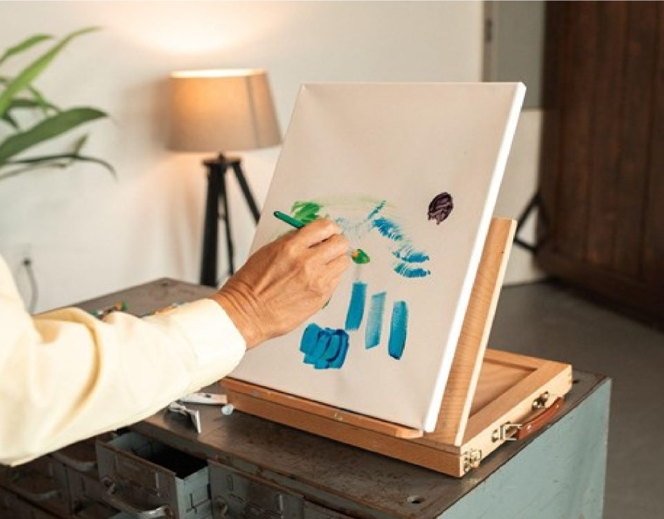 "pintura abstracta creada durante una sesión de arteterapia para expresar emociones