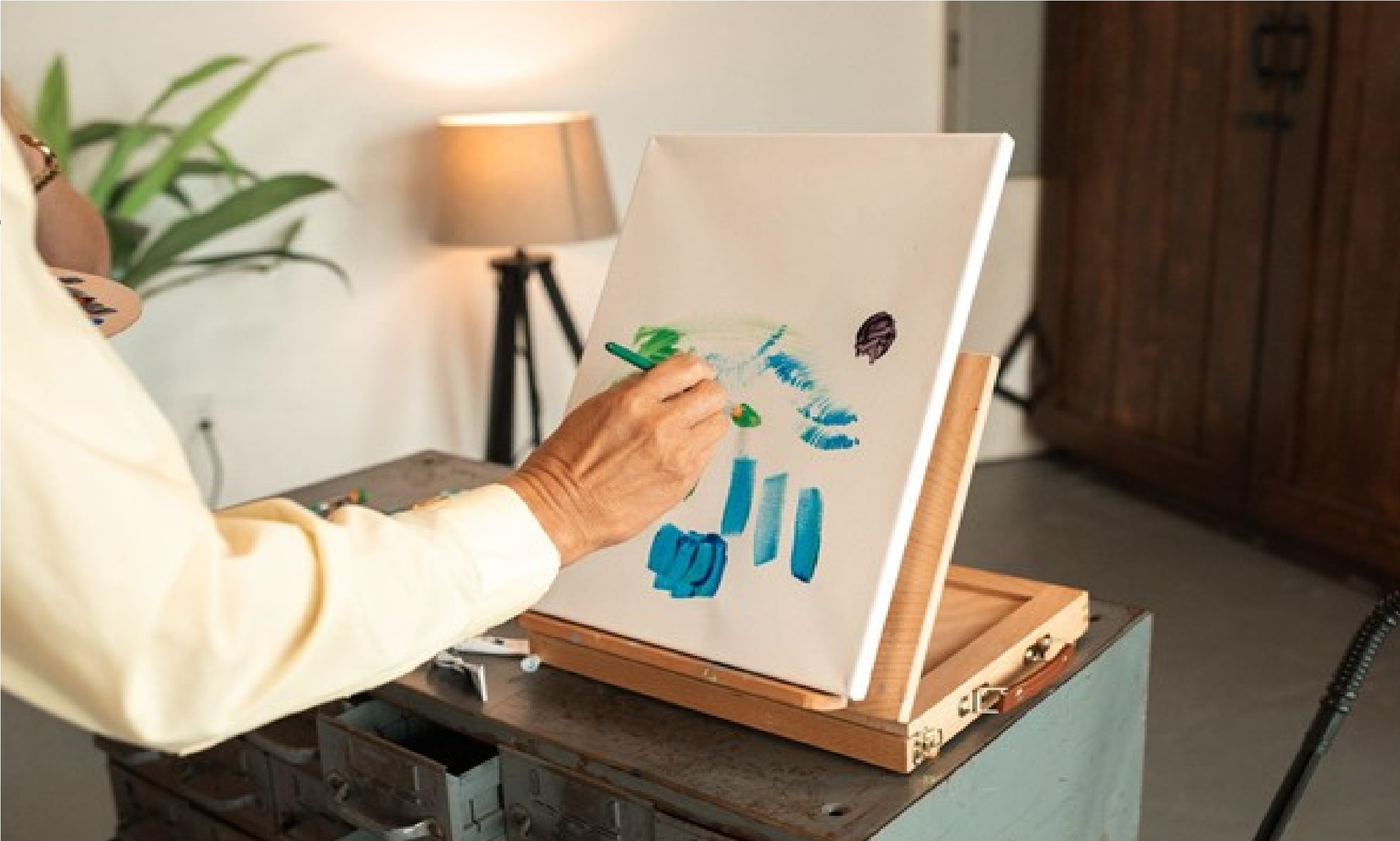 "pintura abstracta creada durante una sesión de arteterapia para expresar emociones