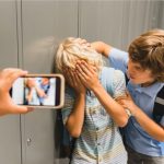 Deje de preocuparse por el acoso escolar y aprenda cómo proteger a su hijo con nuestra guía. Acompañe a su hija en el proceso y prevenga futuros maltrato