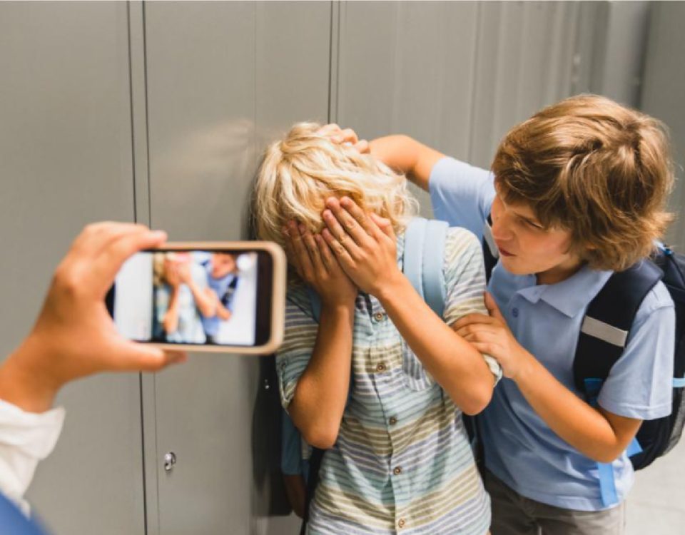 Deje de preocuparse por el acoso escolar y aprenda cómo proteger a su hijo con nuestra guía. Acompañe a su hija en el proceso y prevenga futuros maltrato