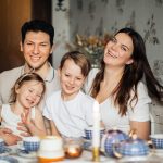 Una familia sonriente y unida compartiendo una bebida, disfrutando de momentos de felicidad y conexión en sus relaciones familiares