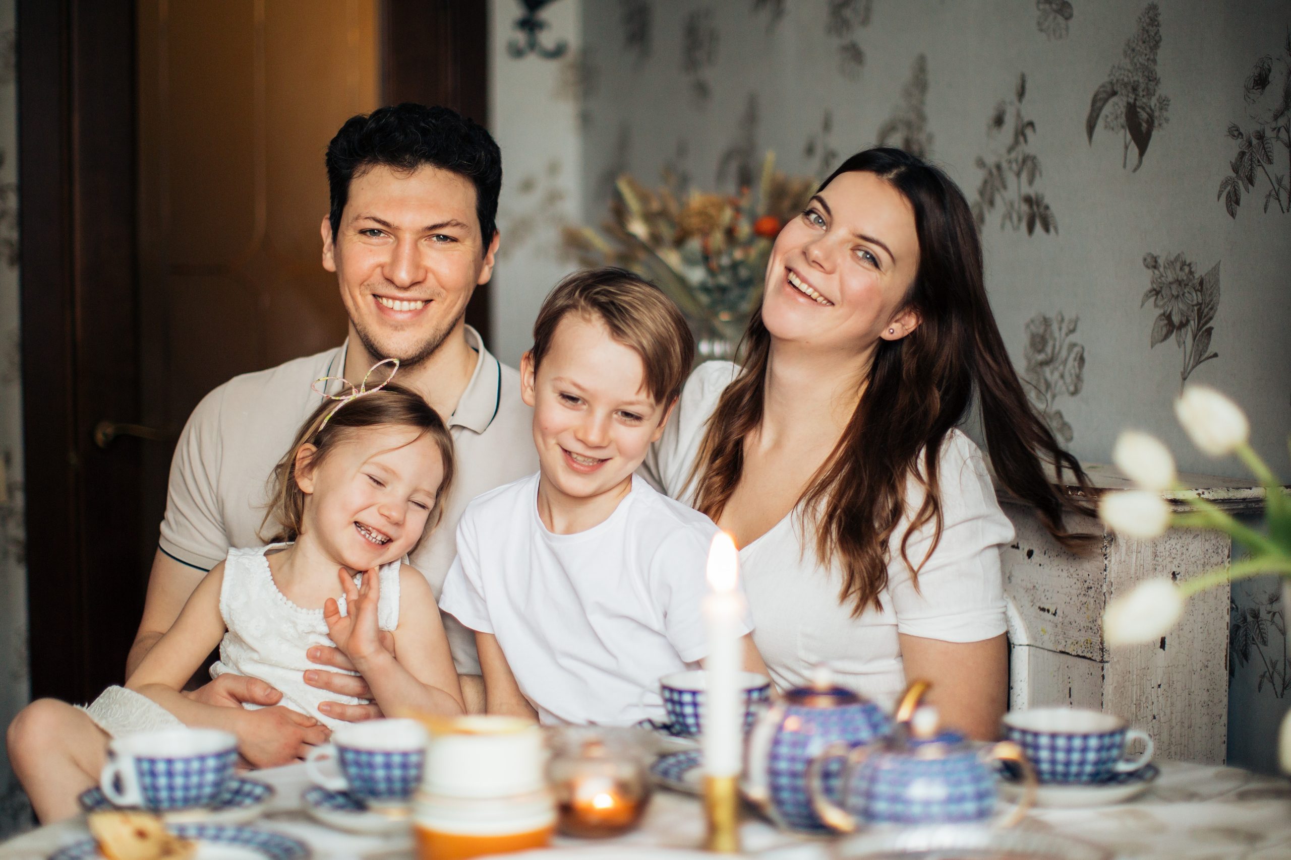 Una familia sonriente y unida compartiendo una bebida, disfrutando de momentos de felicidad y conexión en sus relaciones familiares