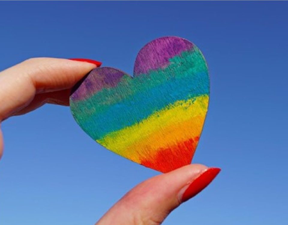 Personas mostrando habilidades sociales para promover la igualdad y aceptación en el Día del Orgullo Gay