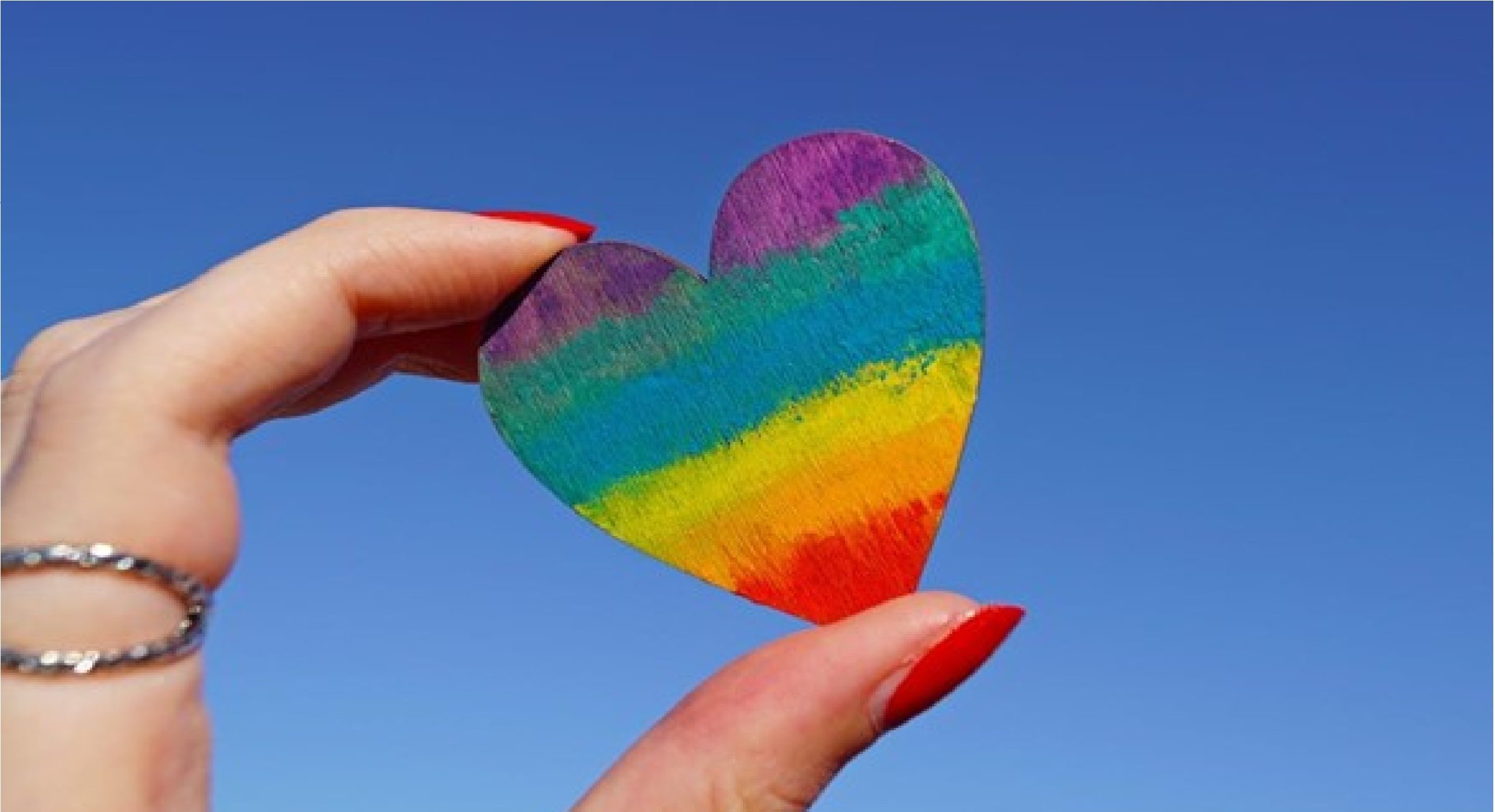 Personas mostrando habilidades sociales para promover la igualdad y aceptación en el Día del Orgullo Gay