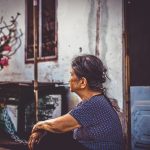 Mujer adulta mayor disfrutando de la vida y observando el mundo