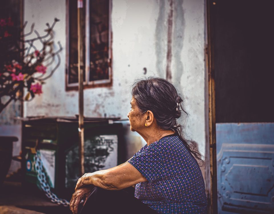Mujer adulta mayor disfrutando de la vida y observando el mundo