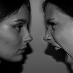 Ilustración de diferentes expresiones faciales representando diversas emociones, enfatizando la importancia de comprender las emociones como una habilidad clave.
