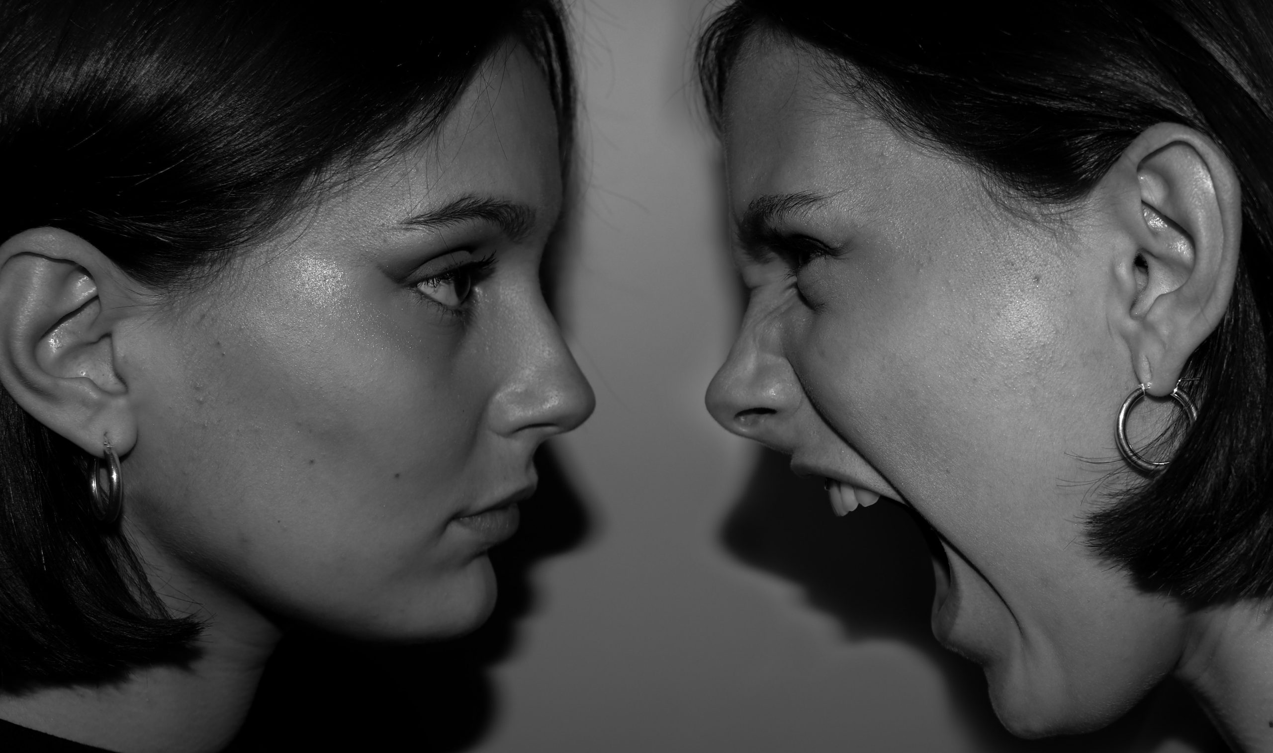 Ilustración de diferentes expresiones faciales representando diversas emociones, enfatizando la importancia de comprender las emociones como una habilidad clave.