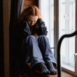 Persona reflexionando sobre pensamientos negativos