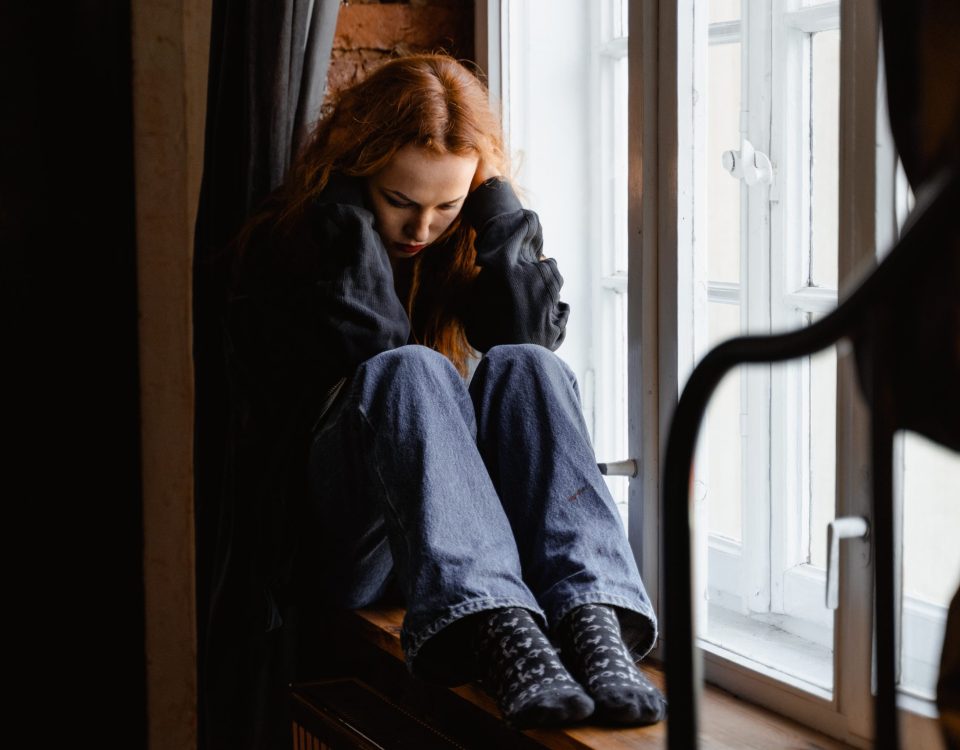 Persona reflexionando sobre pensamientos negativos