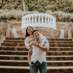 Imagen de una pareja sonriente que elige conscientemente construir una relación sólida y significativa, basada en valores compartidos y respeto mutuo