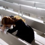 Una mujer de pie cerca de una cascada, simbolizando el proceso de sanación, crecimiento y transformación en el duelo