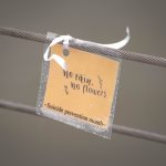Imagen con una nota que dice 'No rain, no flowers - Suicide Prevention Month', transmitiendo un mensaje de esperanza y resiliencia en la prevención del suicidio