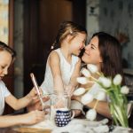 Madre e hijos practicando la crianza respetuosa - Crianza Respetuosa: Beneficios y Principios