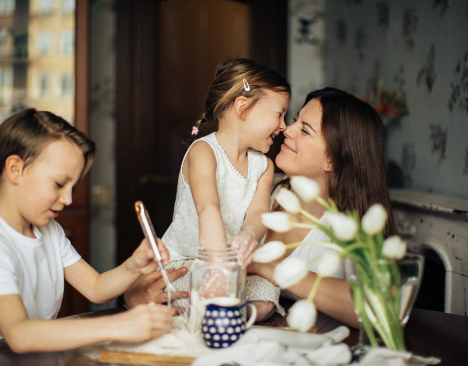 Madre e hijos practicando la crianza respetuosa - Crianza Respetuosa: Beneficios y Principios