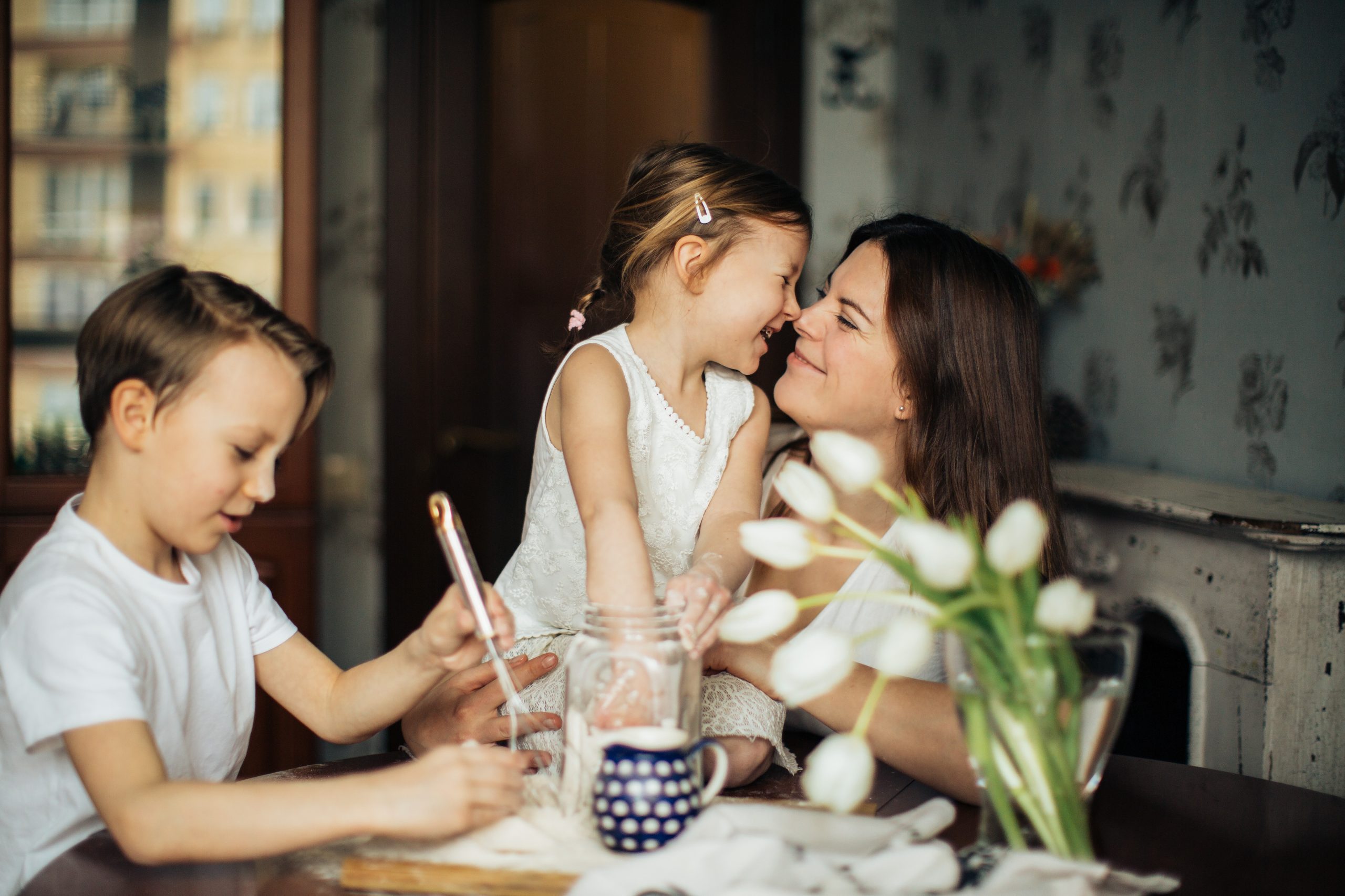 Madre e hijos practicando la crianza respetuosa - Crianza Respetuosa: Beneficios y Principios