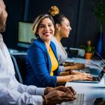 Colaboradores felices y saludables en un entorno laboral que prioriza la salud mental en las empresas