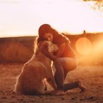 Una dueña abraza amorosamente a su fiel mascota de apoyo emocional, demostrando el fuerte vínculo que comparten en su hogar.