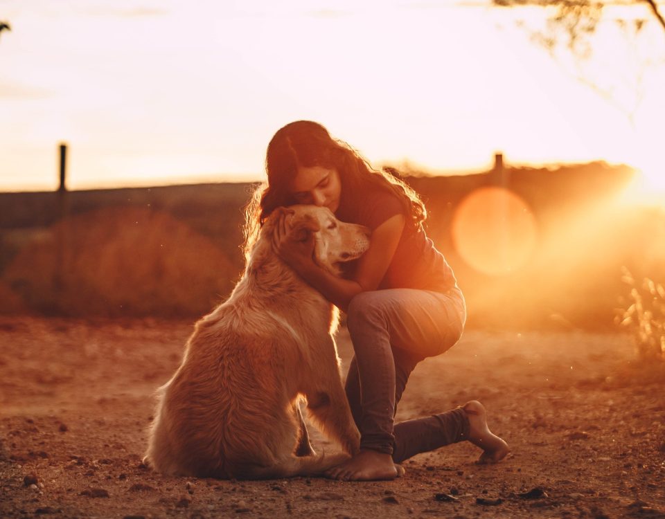Una dueña abraza amorosamente a su fiel mascota de apoyo emocional, demostrando el fuerte vínculo que comparten en su hogar.