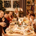 Familia con emociones en navidad feliz y sonriente celebrando la Navidad