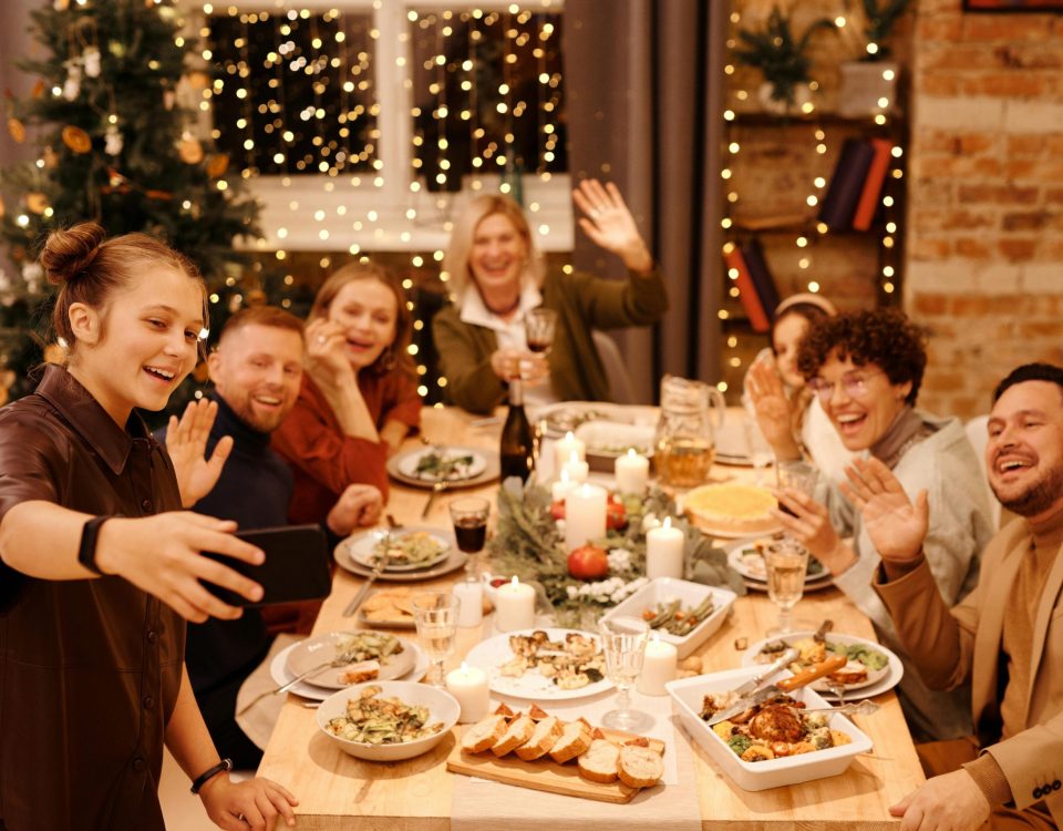Familia con emociones en navidad feliz y sonriente celebrando la Navidad