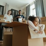"Familia feliz compartiendo tiempo juntos, representando la importancia de la familia en la salud mental y el bienestar