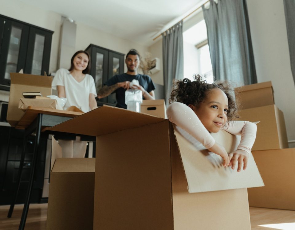 "Familia feliz compartiendo tiempo juntos, representando la importancia de la familia en la salud mental y el bienestar