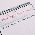 Una imagen de un cuaderno con metas escritas, representando la planificación para el Año Nuevo