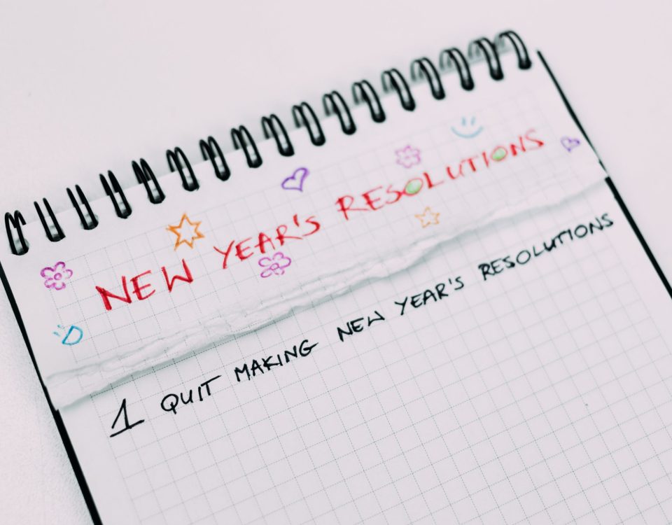 Una imagen de un cuaderno con metas escritas, representando la planificación para el Año Nuevo