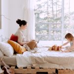 Una persona abrazando a su niña interior, simbolizando la sanación emocional y la autoaceptación.