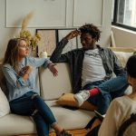Una pareja participando en una sesión de terapia, construyendo un camino hacia una relación más fuerte y saludable