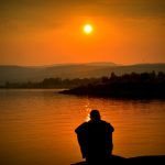 Imagen de una persona reflexiva enfrentando el Blue Monday, buscando apoyo emocional y estrategias para contrarrestar el malestar. Consulta profesional disponible para acompañarte en este desafío"