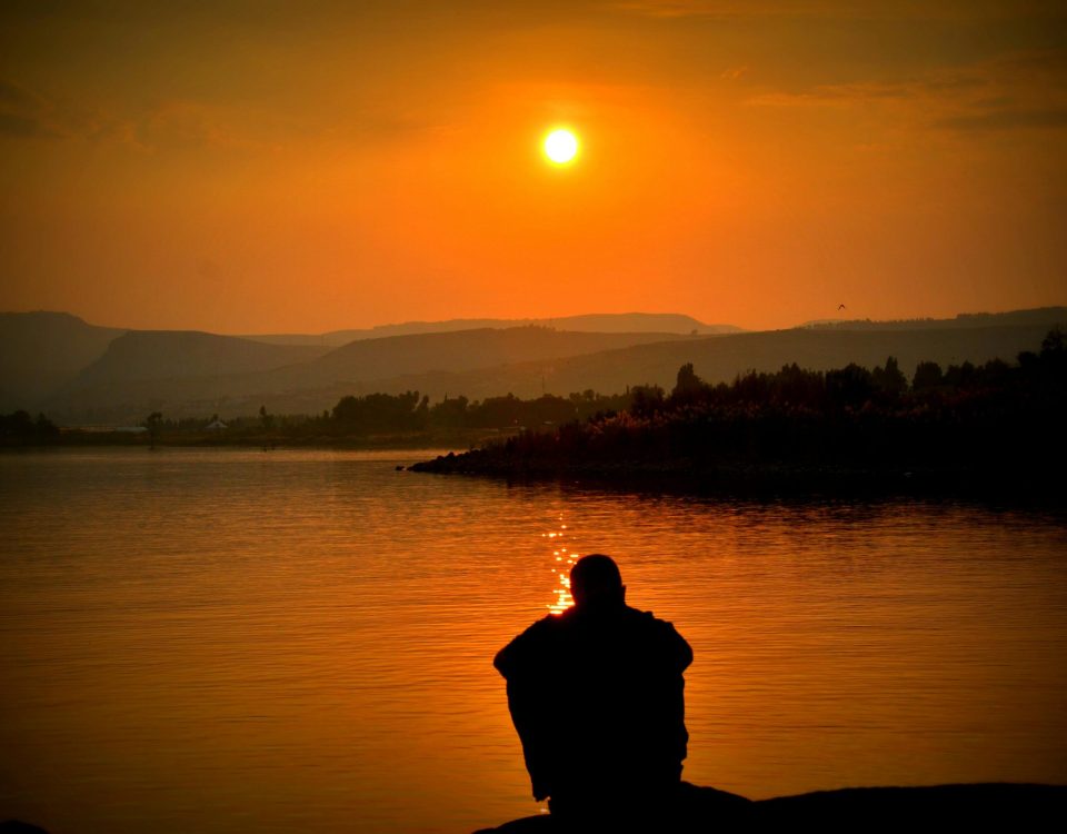 Imagen de una persona reflexiva enfrentando el Blue Monday, buscando apoyo emocional y estrategias para contrarrestar el malestar. Consulta profesional disponible para acompañarte en este desafío"
