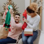 Una pareja feliz disfrutando de la Navidad y que puede fortalecer la relación de pareja en medio de las festividades navideñas