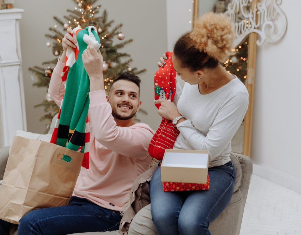 Una pareja feliz disfrutando de la Navidad y que puede fortalecer la relación de pareja en medio de las festividades navideñas