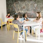 Niña feliz en el aula, representando la importancia de la salud mental en el entorno educativo y el bienestar estudiantil.