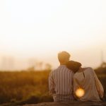 Pareja en San Valentín haciendo actividad para salir de la rutina