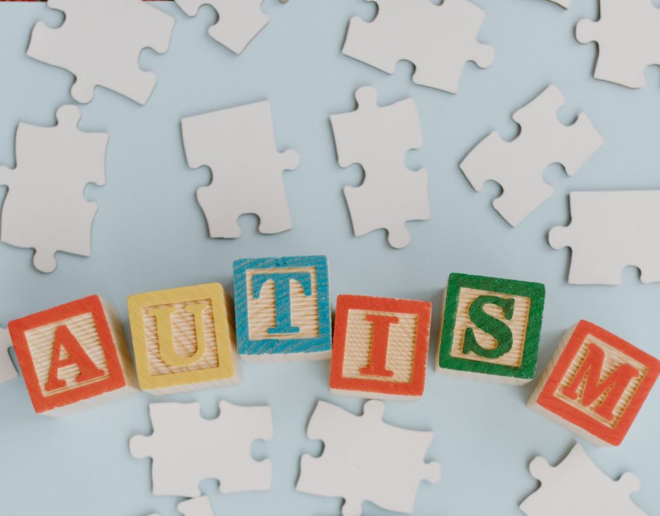 la palabra autismo como un rompecabezas al ser parte del día de concienciación