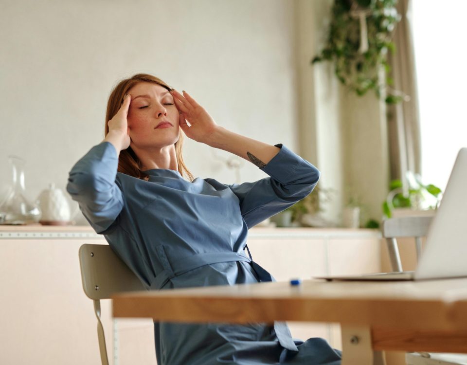 la somatización en dolor de cabeza de mujer trabajando.