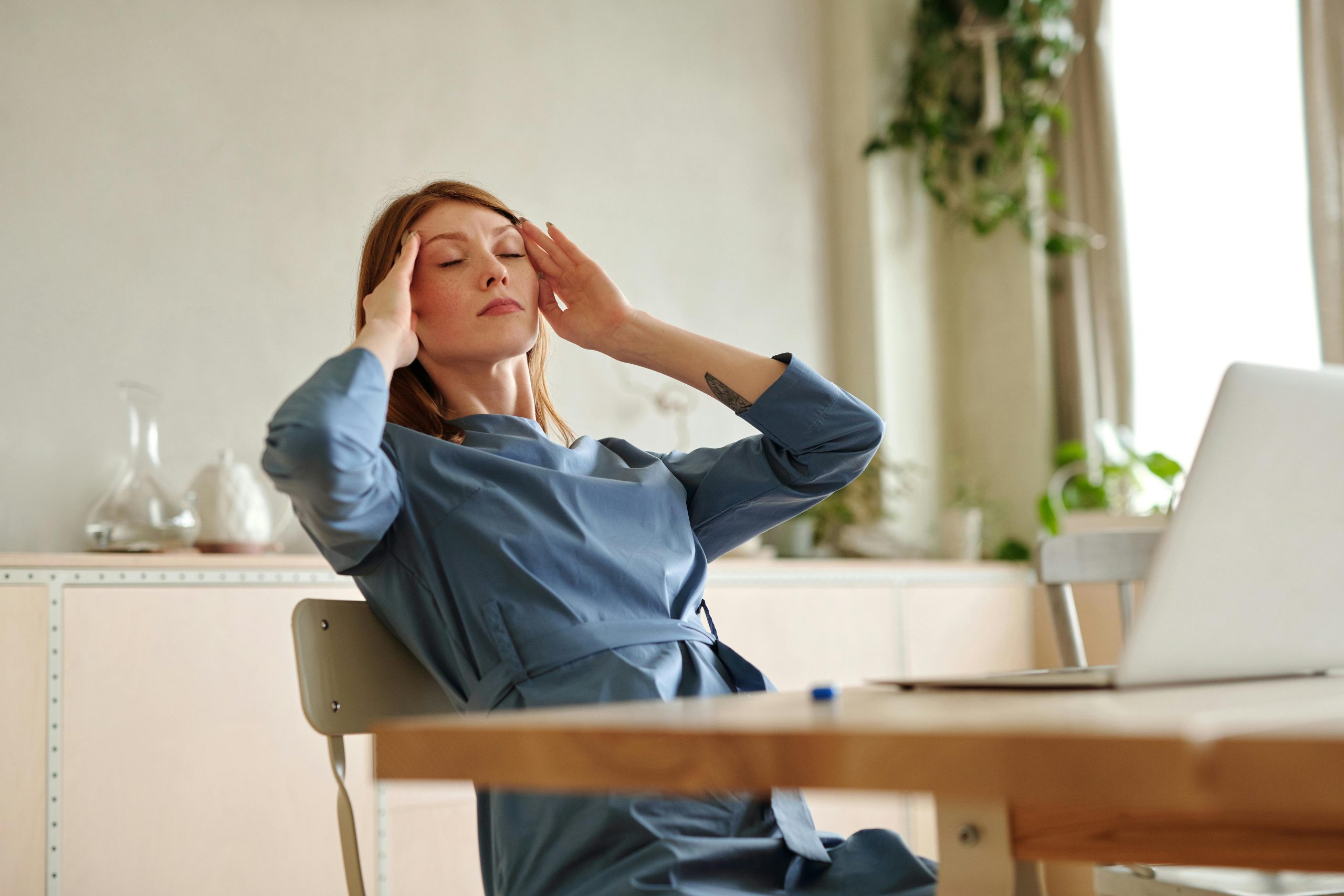la somatización en dolor de cabeza de mujer trabajando.