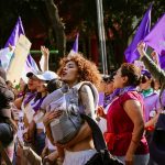 mujeres marchando por la salud de la mujer