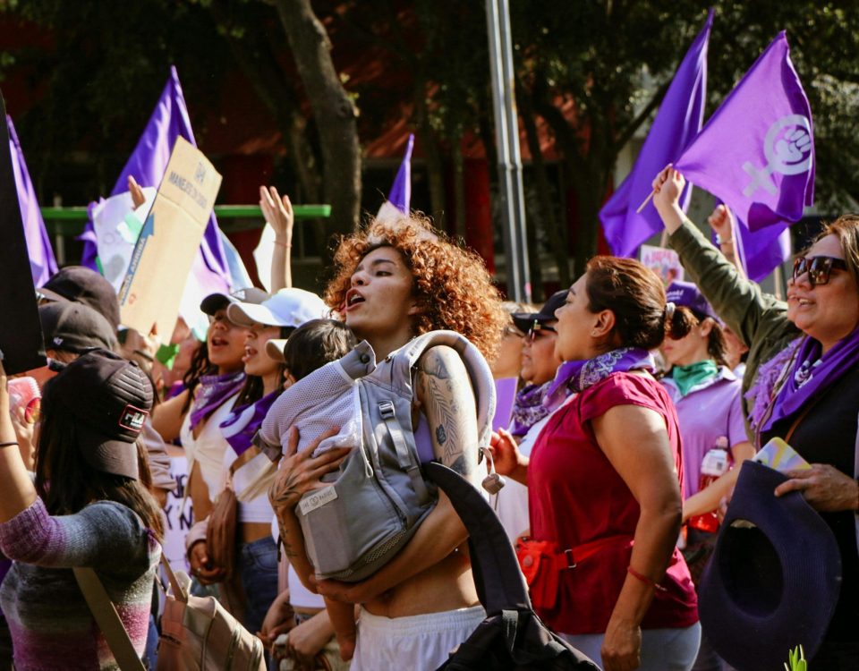 mujeres marchando por la salud de la mujer