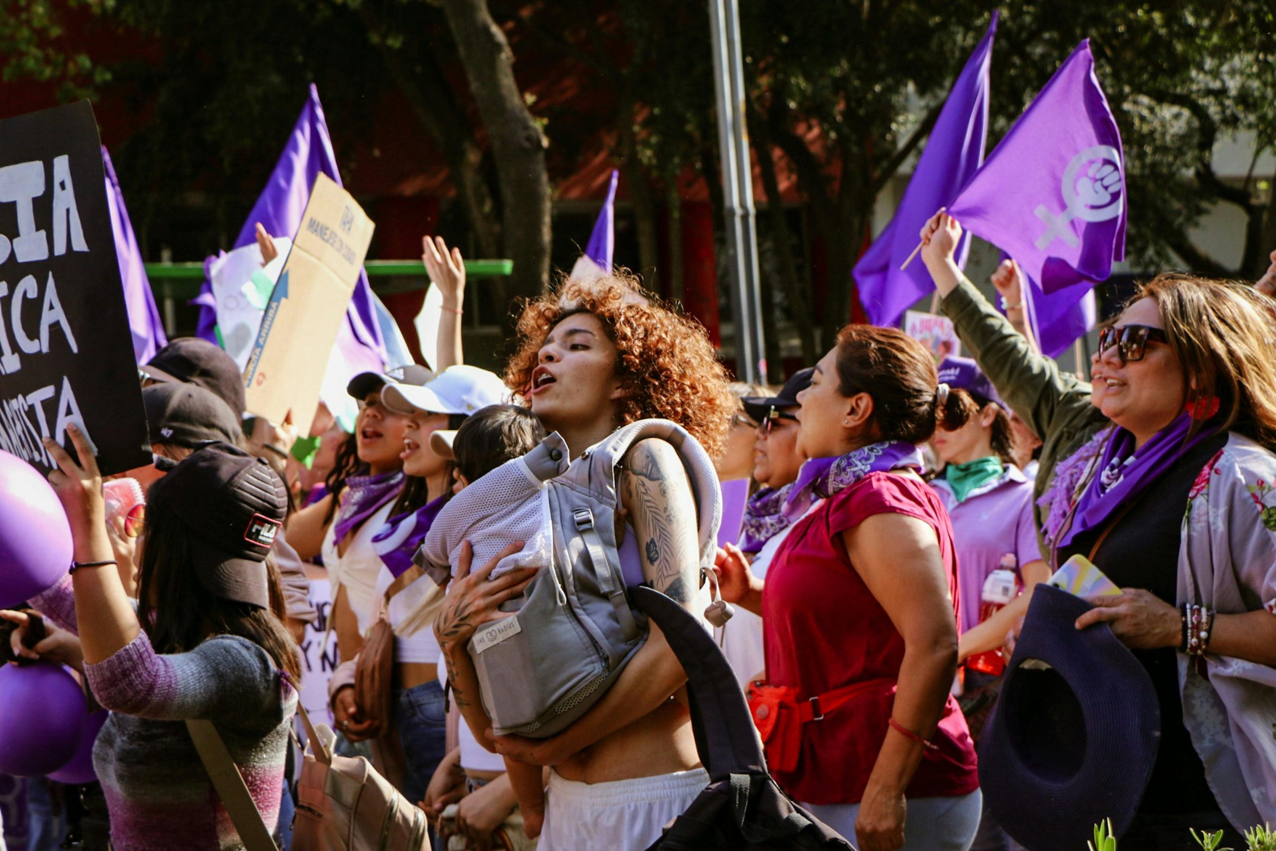 mujeres marchando por la salud de la mujer