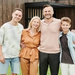 padres y madres comunicándose después de terapia familiar con sus hijos