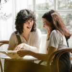 habilidades comunicativas, feliz, una comunicación asertiva, dos personas