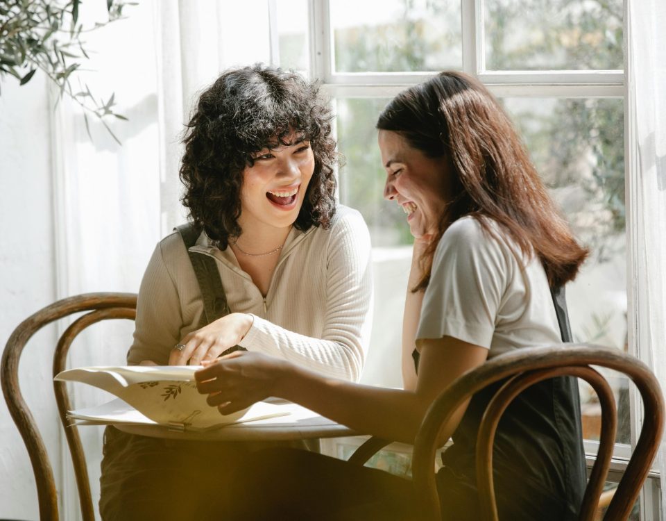 habilidades comunicativas, feliz, una comunicación asertiva, dos personas