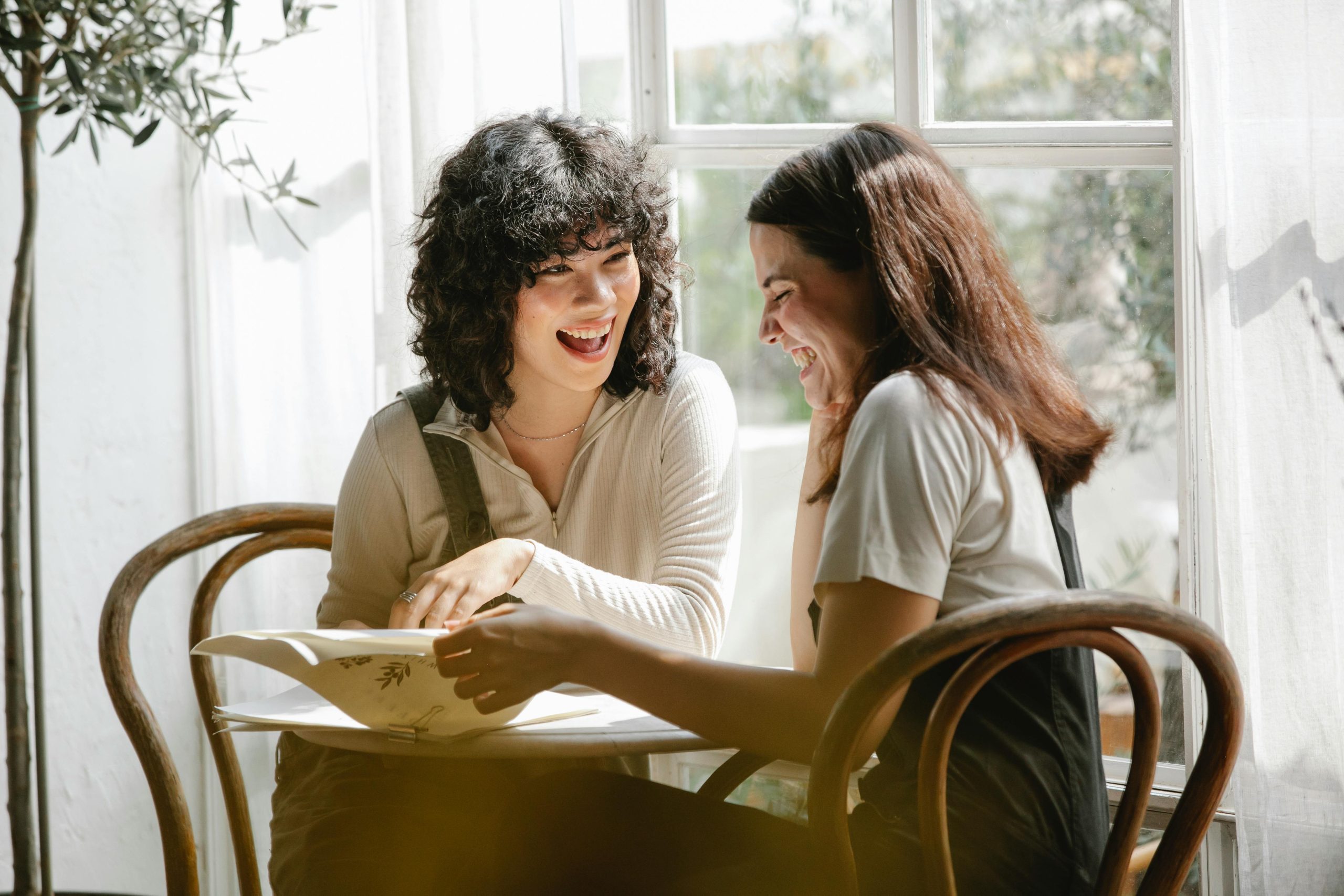 habilidades comunicativas, feliz, una comunicación asertiva, dos personas
