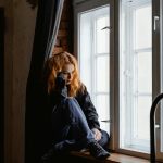 dependencia emocional, mujer con apego no seguro