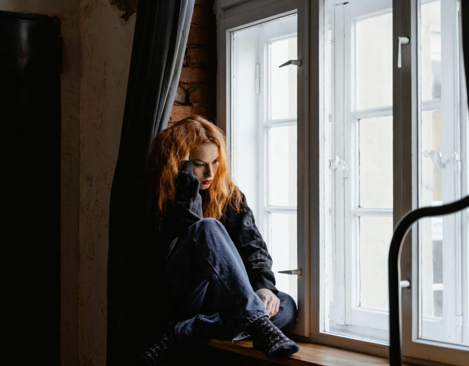 dependencia emocional, mujer con apego no seguro